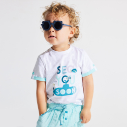 تيشيرت مزين بطبعة رسالة باللون الأبيض للأولاد الصغار